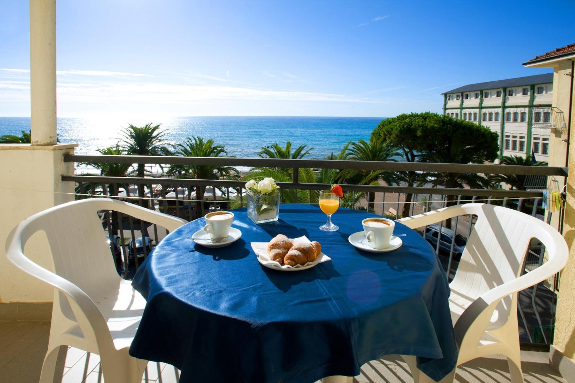 Hotel Lido Pietra Ligure Extérieur photo
