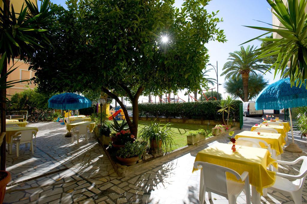 Hotel Lido Pietra Ligure Extérieur photo