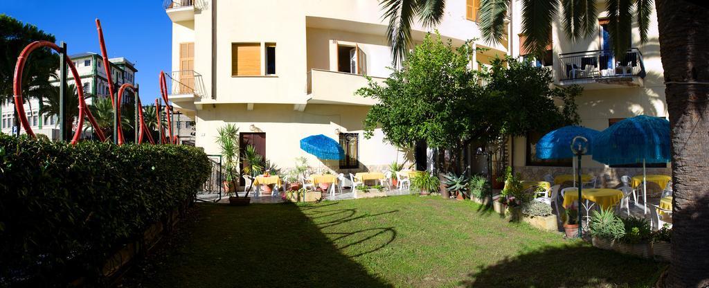Hotel Lido Pietra Ligure Extérieur photo