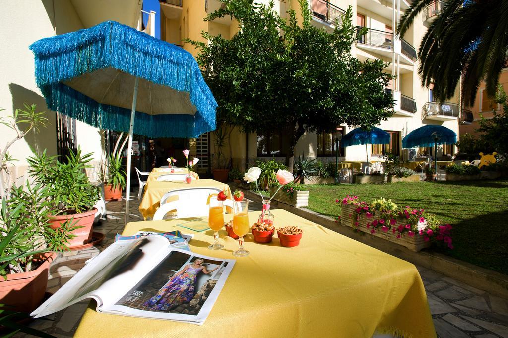 Hotel Lido Pietra Ligure Extérieur photo