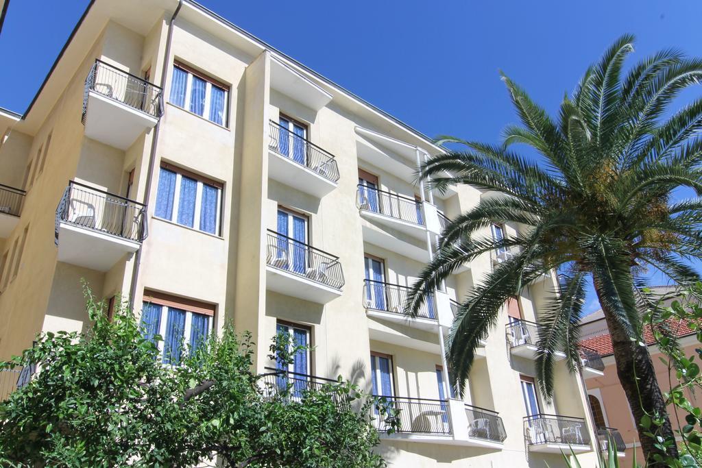 Hotel Lido Pietra Ligure Extérieur photo