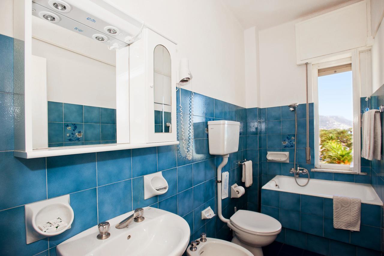 Hotel Lido Pietra Ligure Extérieur photo
